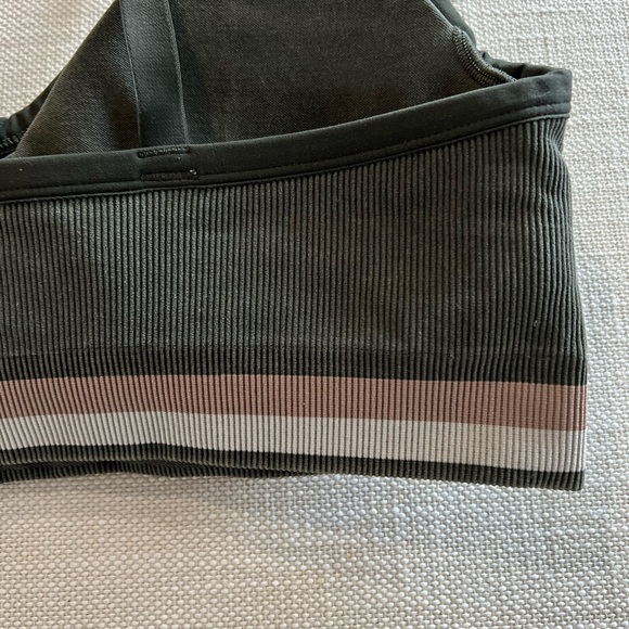 New! Spanx Soft Stretch Seamless Low Impact Sports Bra! - Picture 4 of 6